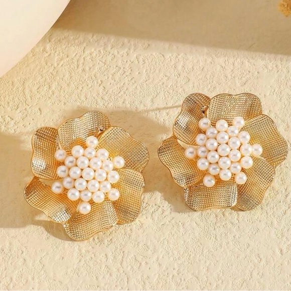 Elegant Gold and Pearl Floral Earrings - Picture 2 of 3